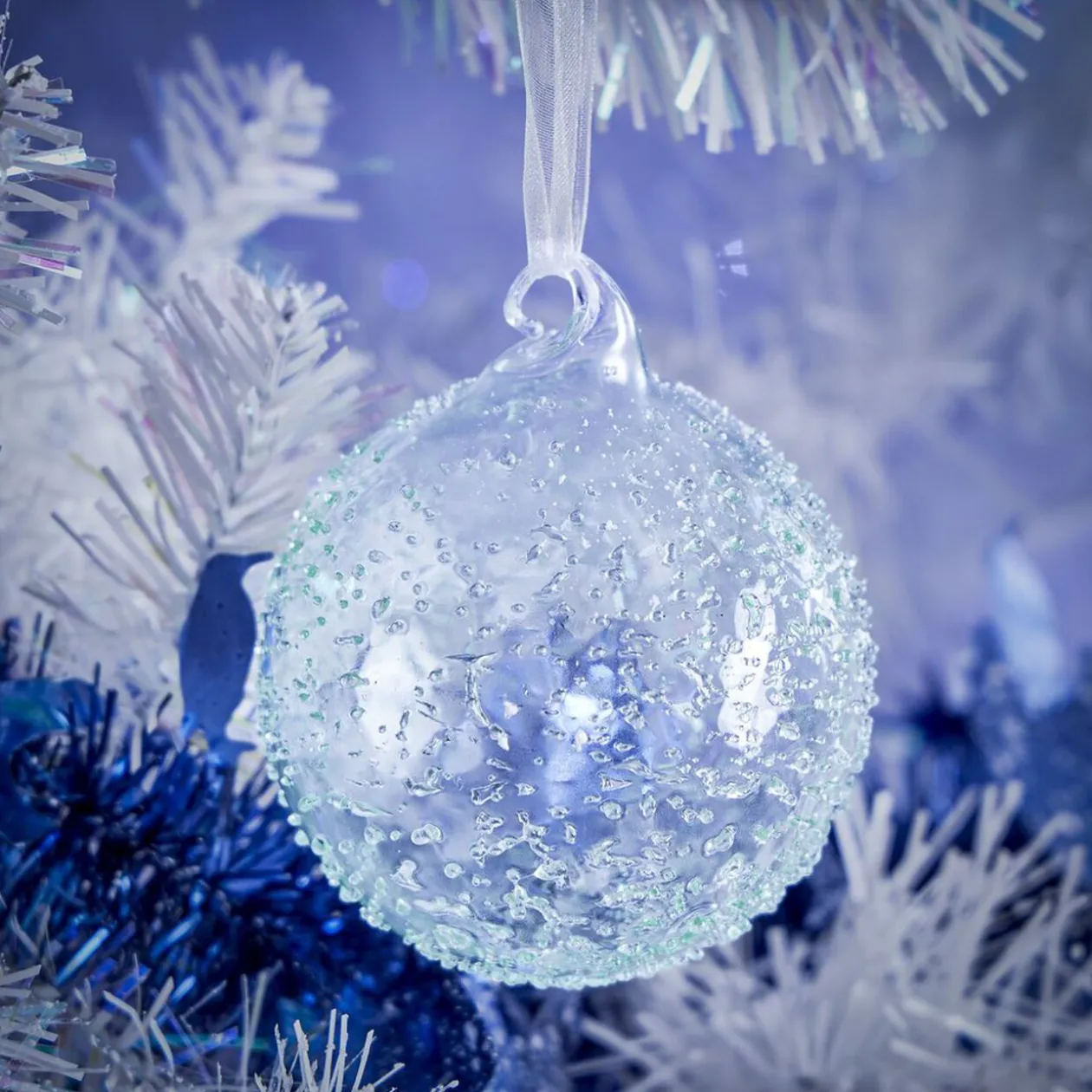 Boule de Noël en verre effet perlé bleu transparent Ø8cm