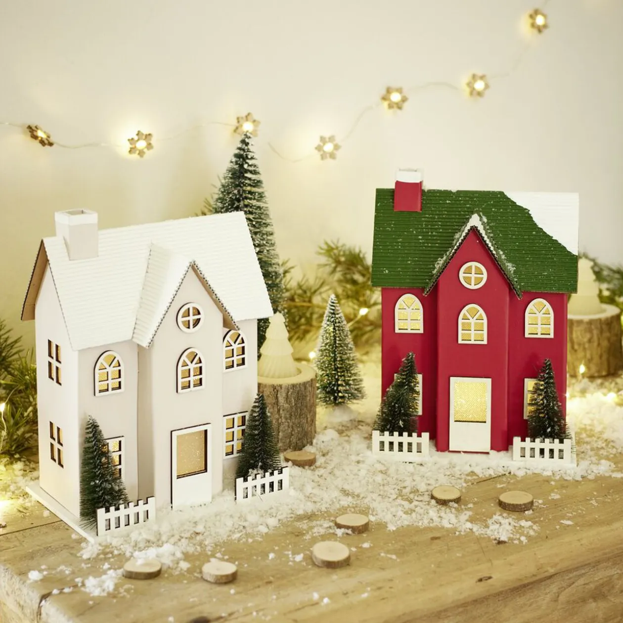 Chalet de Noël lumineux H20,5cm - 2 coloris rouge ou blanc
