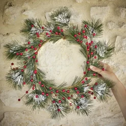Couronne de Noël ronde branche sapin vert et baies rouges