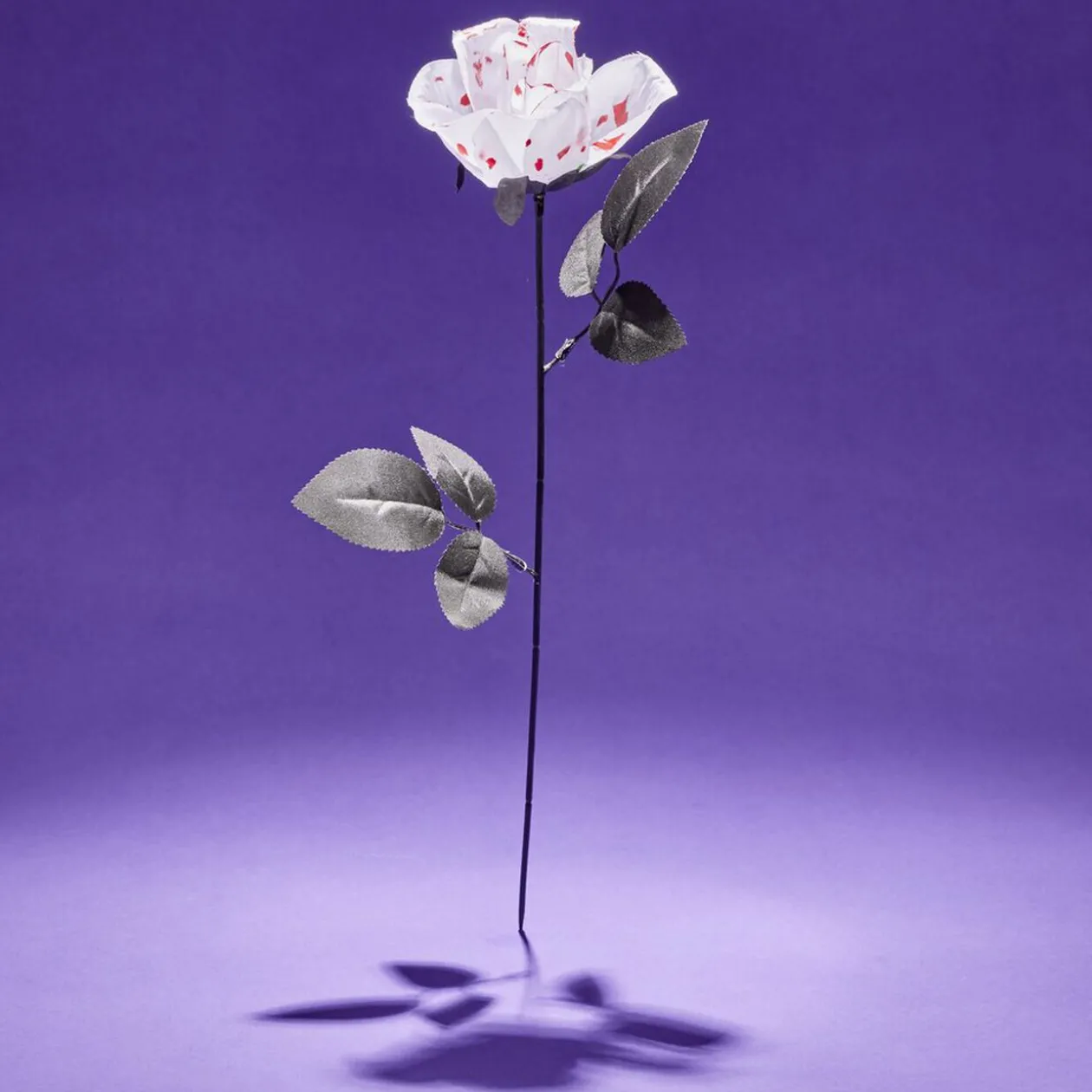 Décoration Halloween rose artificielle sanglante