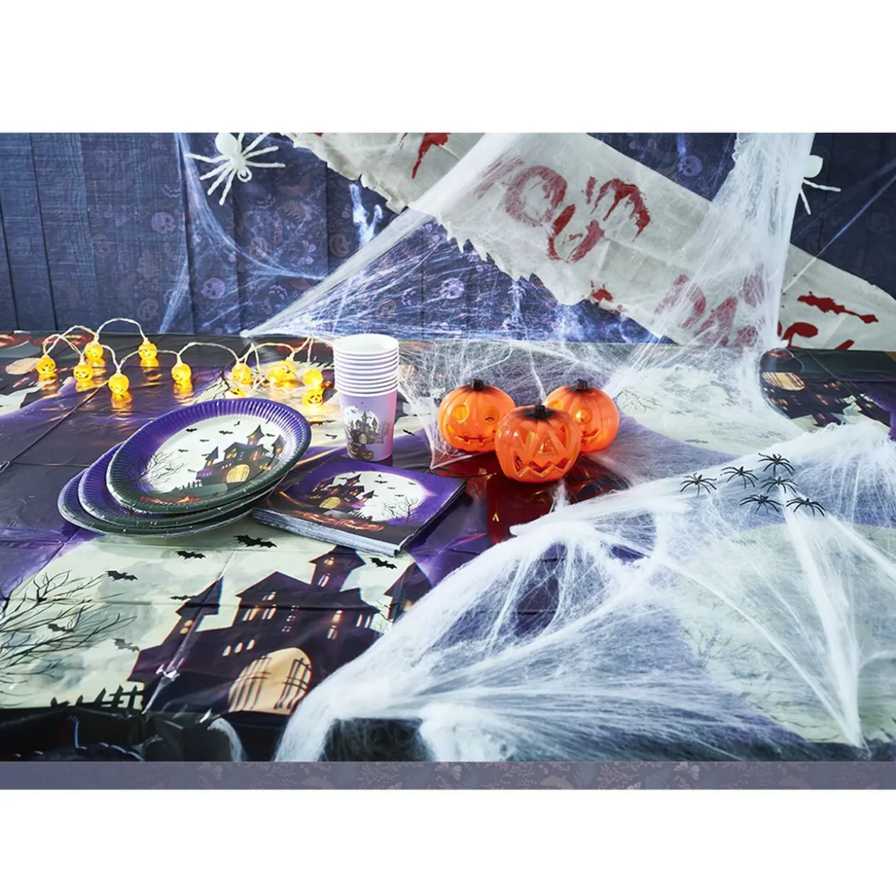 Décoration Halloween toile blanche avec 6 araignées