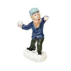Personnage village de Noël enfant jette boule de neige