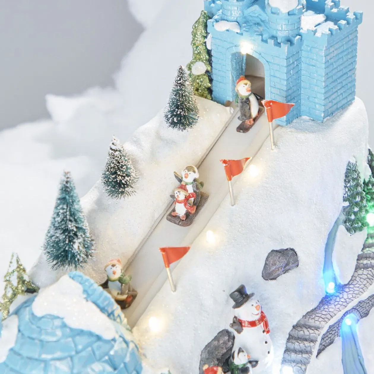 Piste de glisse pingouin animé village crèche Noël